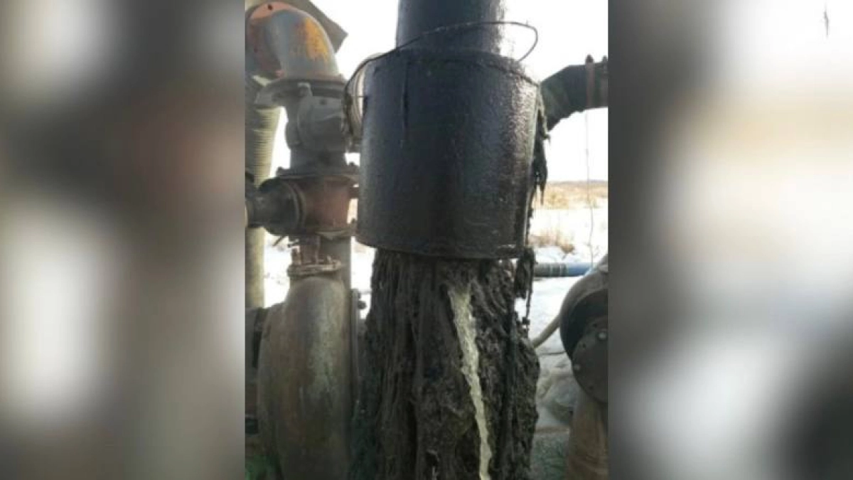 "Франкенштейн" из фекалий и тряпок испугал курганских коммунальщиков: один из районов Кургана затопило нечистотами