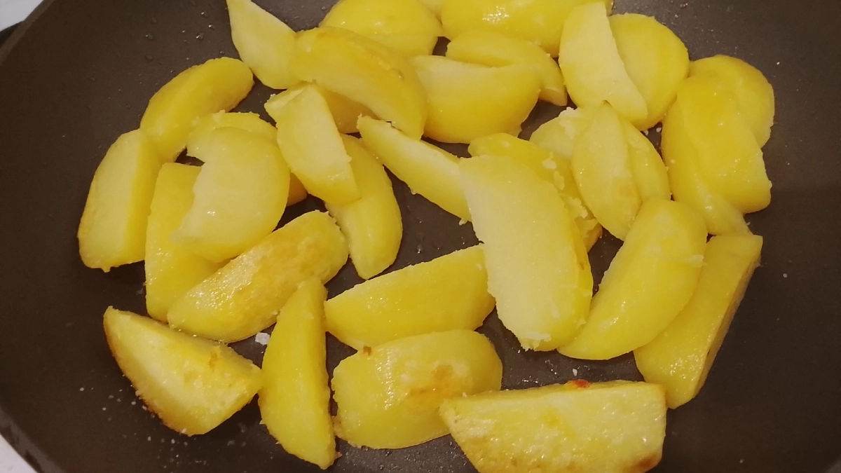 Первое правило при жарке картошки: больше никакой каши - получается румяная, как у мамы