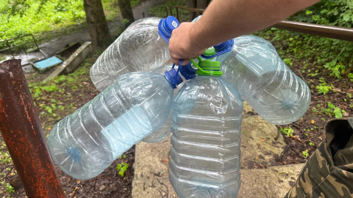 Подвешиваю бутылку с водой к забору и спокоен: хитрый способ помог решить одну деликатную проблему