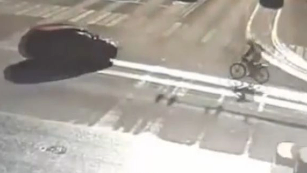 Электровелосипедист без прав врезался в иномарку на одном из перекрёстков в Кургане