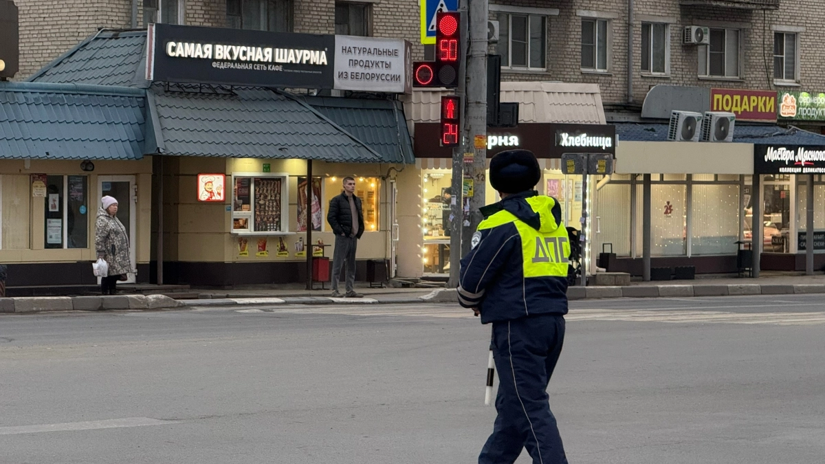 Инспектор ГАИ остановил и не подходит: хитрый трюк, на который ведутся 90% водителей — когда можно уезжать