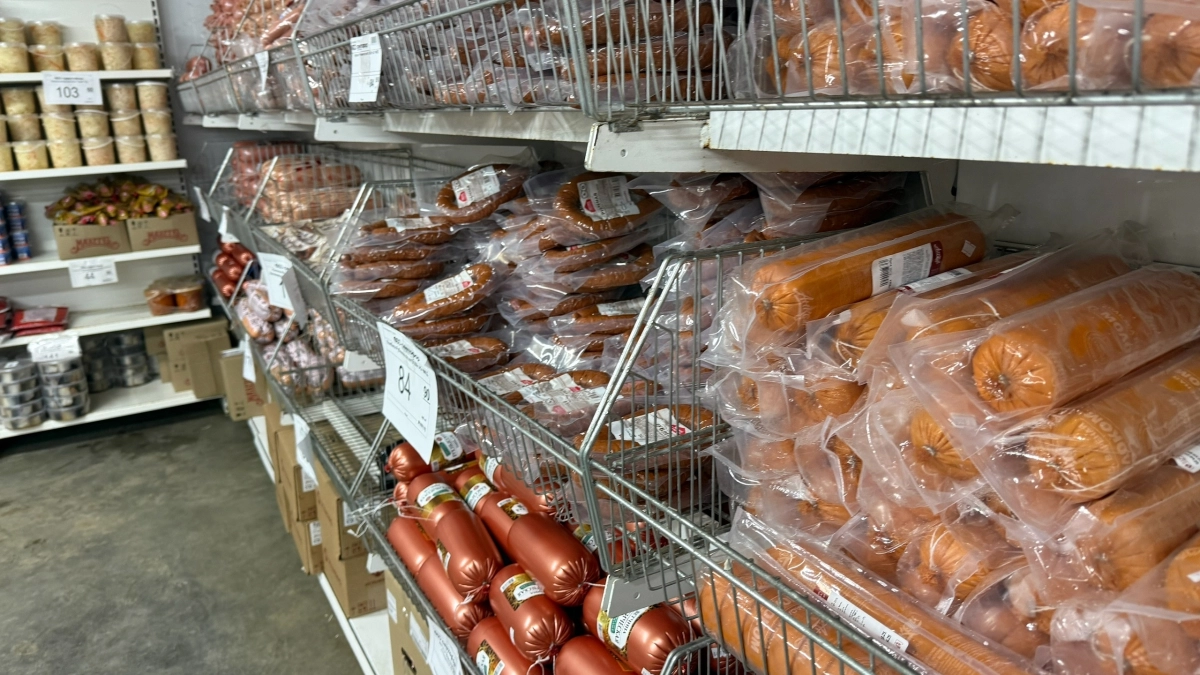Подруга-продавец призналась - зачем люди покупают в «Светофоре» по 10-20 палок колбасы и по 20 кг сосисок