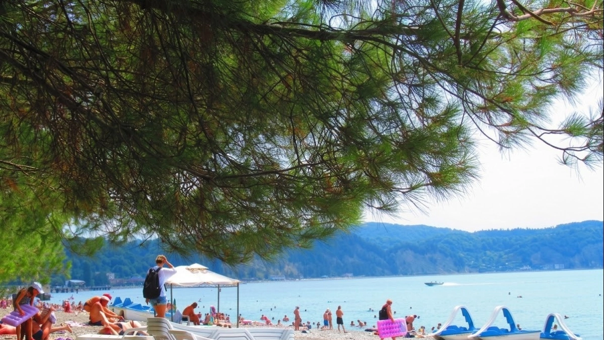 Уютный поселок у моря в Абхазии, который еще не разнюхан туристами: подышать горным воздухом едут только местные и "свои"