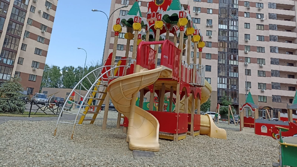 Следственный комитет начал проверку инцидента с травмированием девочки в Горсаду Кургана