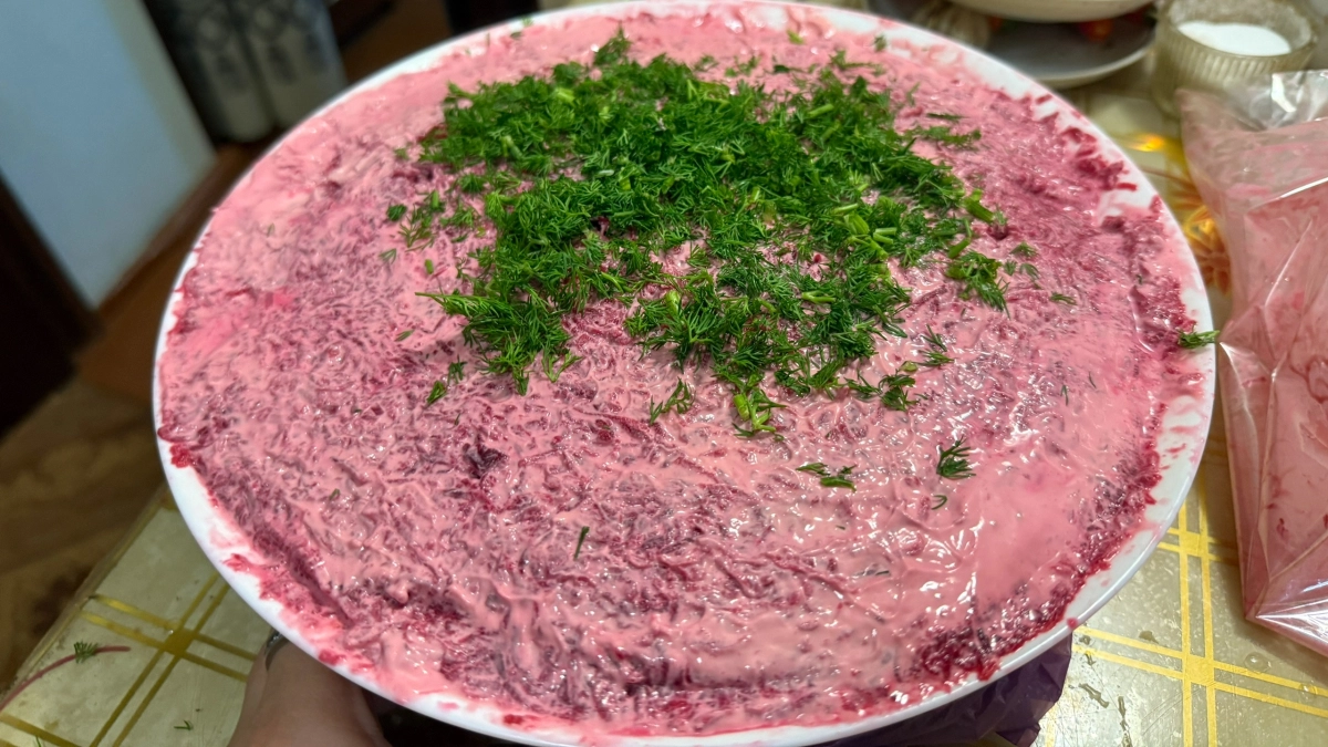 Беру обычную свёклу, селёдку и грецкие орехи — получается салат, который съедают первым