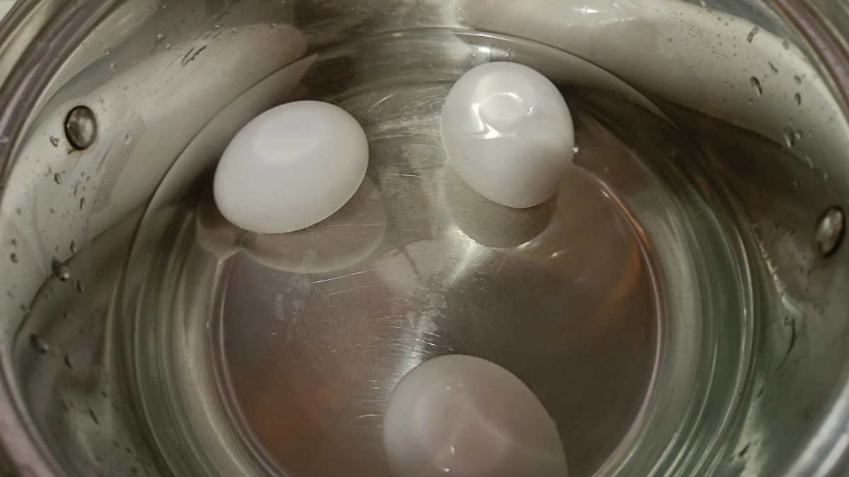 Никогда не кладите вареные яйца в воду из-под крана - дело даже не в скорлупе