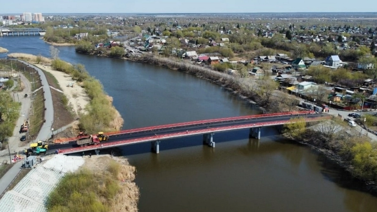 В Каргаполье ограничили движение по мосту из-за подтопления 