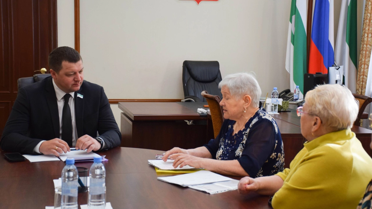 Глава Кургана поручил обустроить тротуар и проверить жалобу на шумный магазин