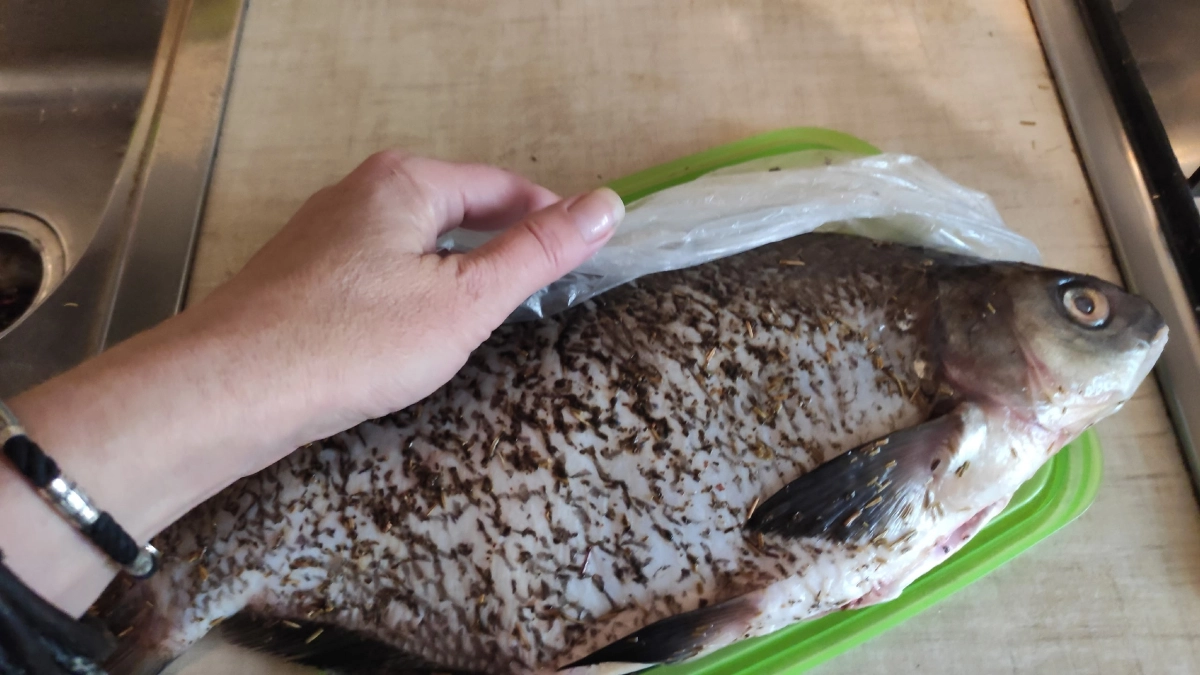 Любую рыбу жарю без панировки и брызг масла: вот как работает "бумажный" способ - посуда чистая, не вонючая и я не устала