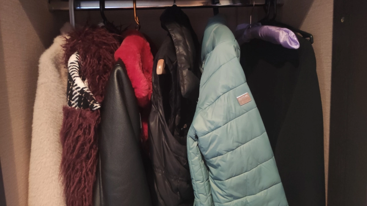 Избавляюсь от запаха пота, духов и "маршруток" с одежды только так: дешевое средство есть в каждом доме - делюсь методом очистки по пунктам