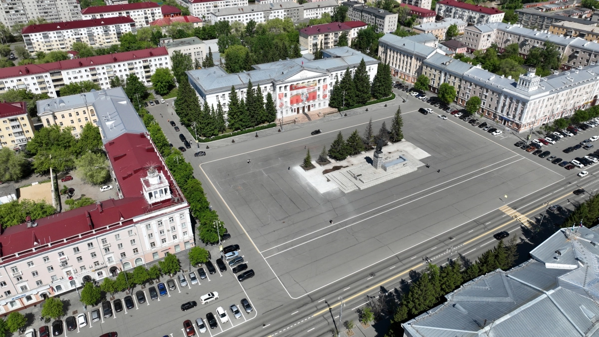 Курганцы просят власти установить скамейки на площади Ленина и запретить проезд маши рядом