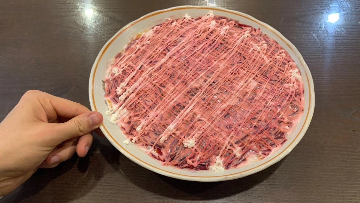 Берем обычную свеклу и чуть-чуть сыра: на выходе получается нежный и полезный салат - так вкусно, что готовлю каждый день