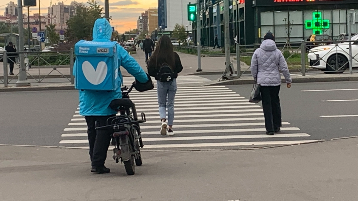 Инспектор ГАИ дал мне честный ответ: нужно ли ждать, пока пешеход полностью перейдёт дорогу - когда грозит штраф