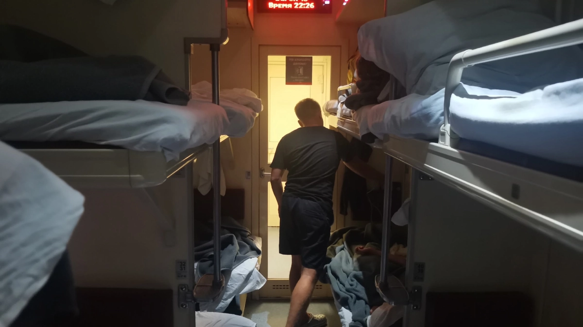 Мужчина вошел ночью в купе, а на его месте спит пенсионерка: вот чем заплатил пассажир за нелепую ошибку попутчицы - не пожелаешь и врагу