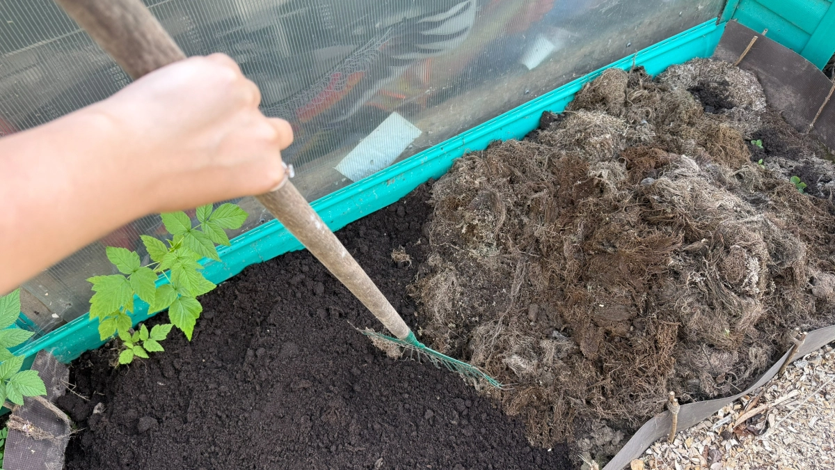 Вонючие компостные ямы больше не в моде: вот как делают удобрение для огорода умные дачники - "созревает" быстрее в 5 раз