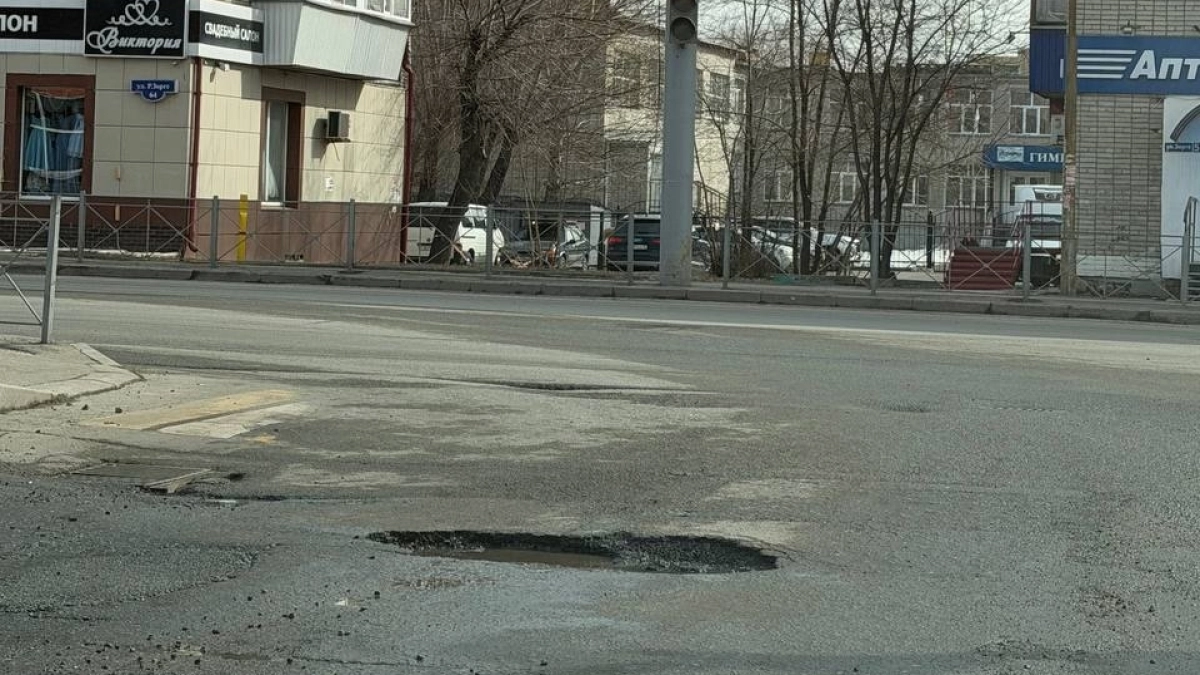 Дорожная яма на улице Зорге на протяжении многих лет кошмарит курганцев