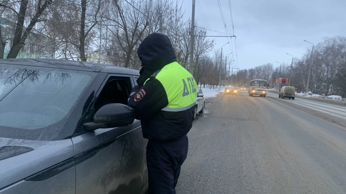 Остановил инспектор ГИБДД - «сзади пассажир не пристегнут, выписываю штраф»: кто будет оплачивать и как вести себя по закону