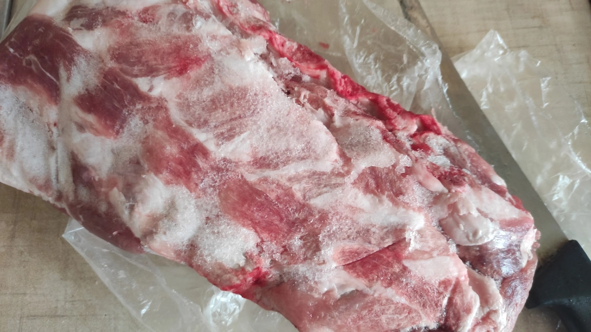 В Светофоре обновили кучу товаров: мясистые свиные ребра по 180 руб. и Сальтисон Закусочный по 130 руб. - рассказываю, что еще интересное