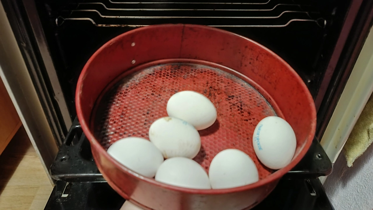 Яйца на Пасху больше не варю: теперь запекаю их в духовке - 30 штук за раз, и желток не сереет