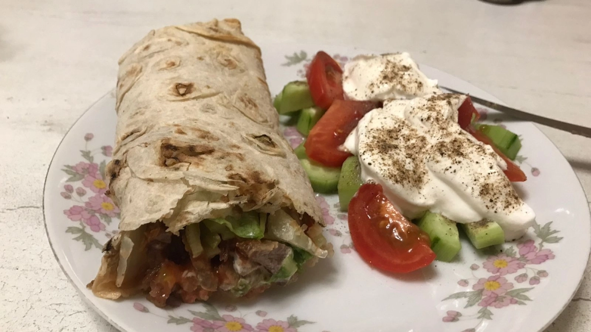 Друзья из Армении научили меня очень вкусно готовить завтрак из лаваша «Армянская ёка» — сейчас делаю 2–3 раза в неделю и не надоедает