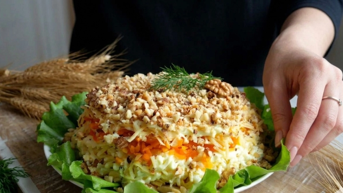 Салат Охотничий в сливочной "сетке": готовый обед с ароматом копчёностей — не верится, что так просто