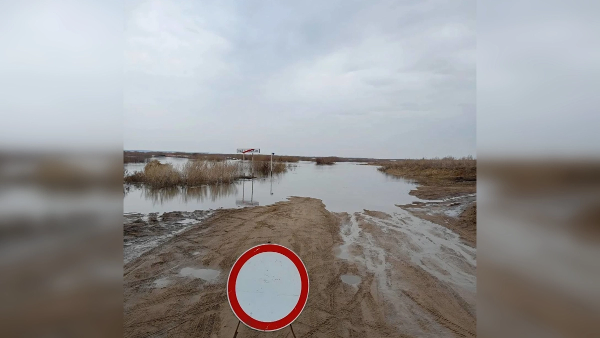 В Усть-Уйском из-за паводка запустили лодочную переправу