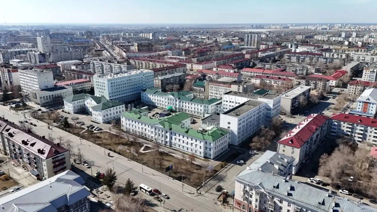 Губернатор поздравил коллектив областной клинической больницы с 80-летием