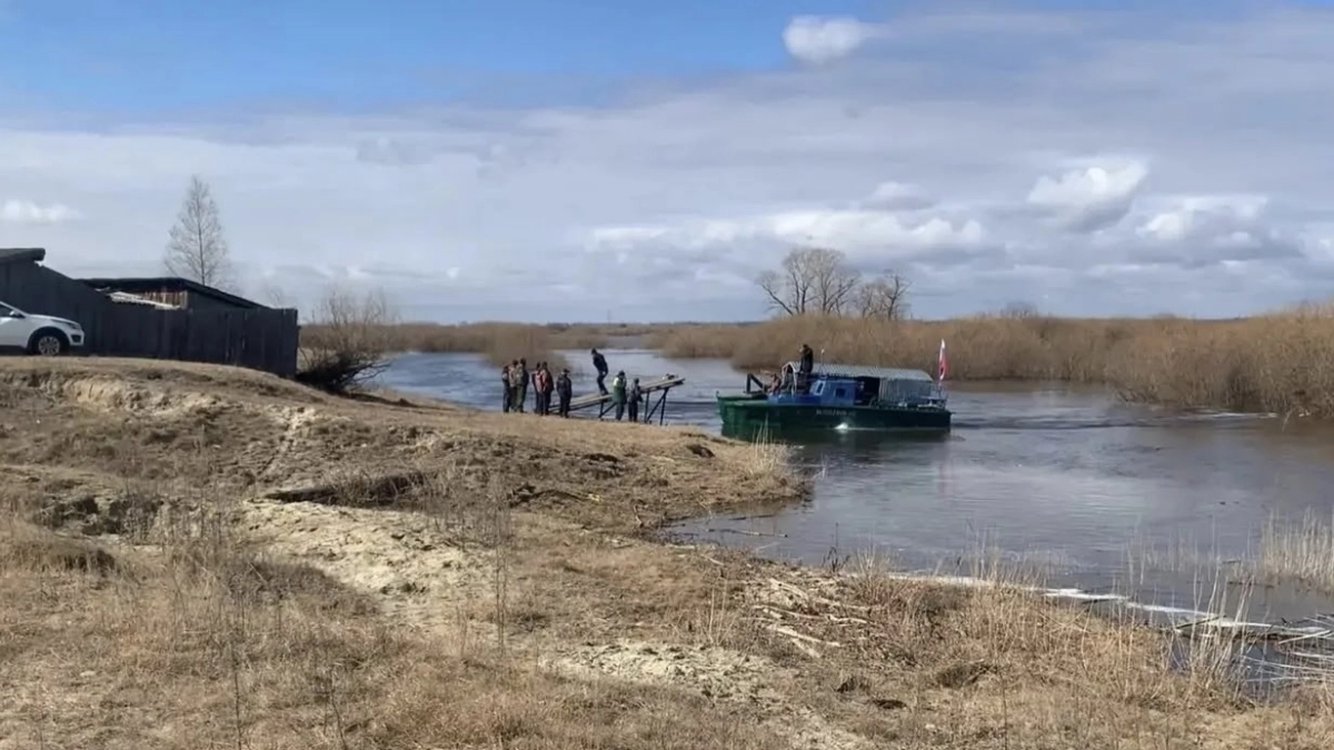 Из-за разлива воды жители одного из курганских сёл пересели с машин на катер