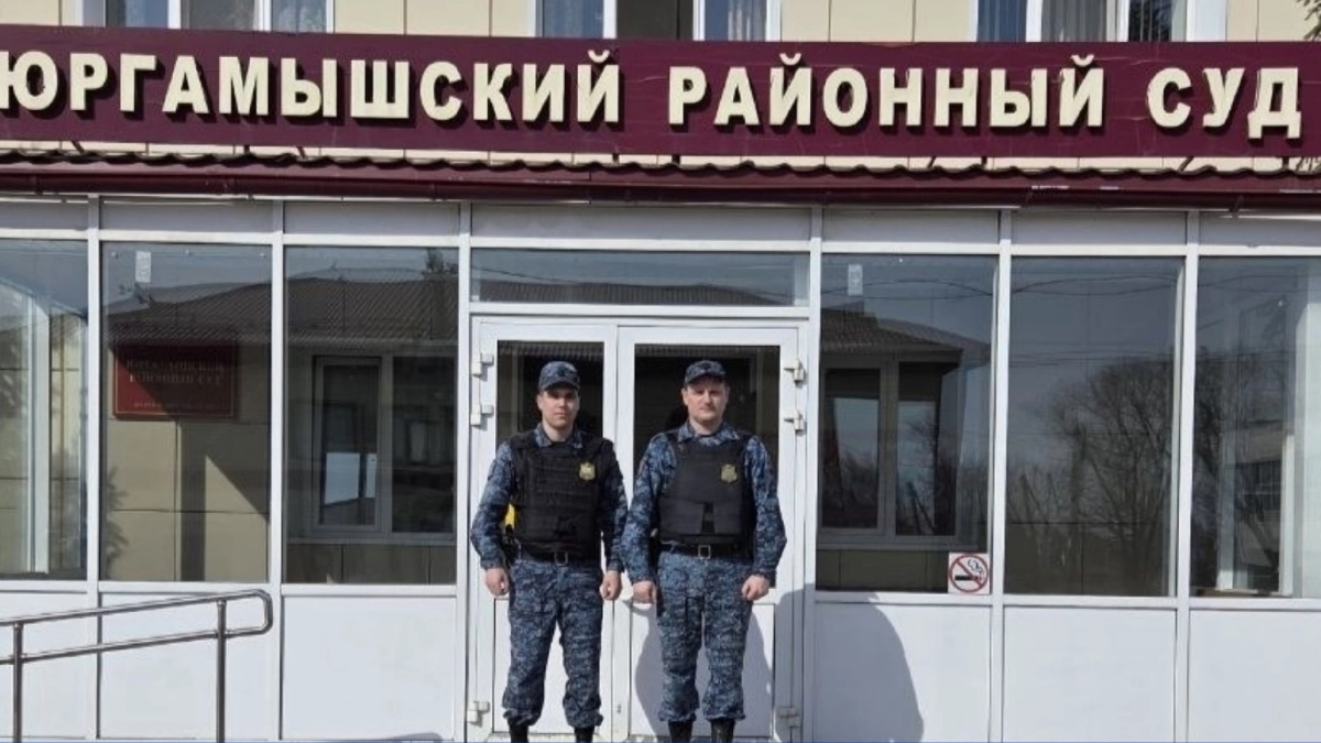 "Герои без плащей": в Кургане двое судебных приставов спасли 90-летнюю бабушку