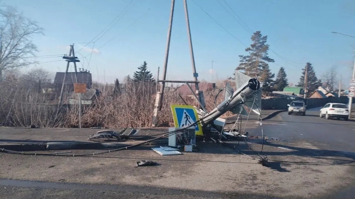 Пьяная женщина-водитель снесла светофор в Кургане