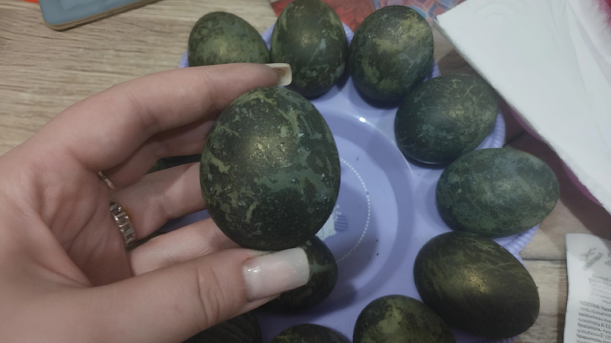 Протестировала чай каркадэ с ВБ для покраски яиц: получились космические, а главное быстро и просто - красивее, чем от шелухи