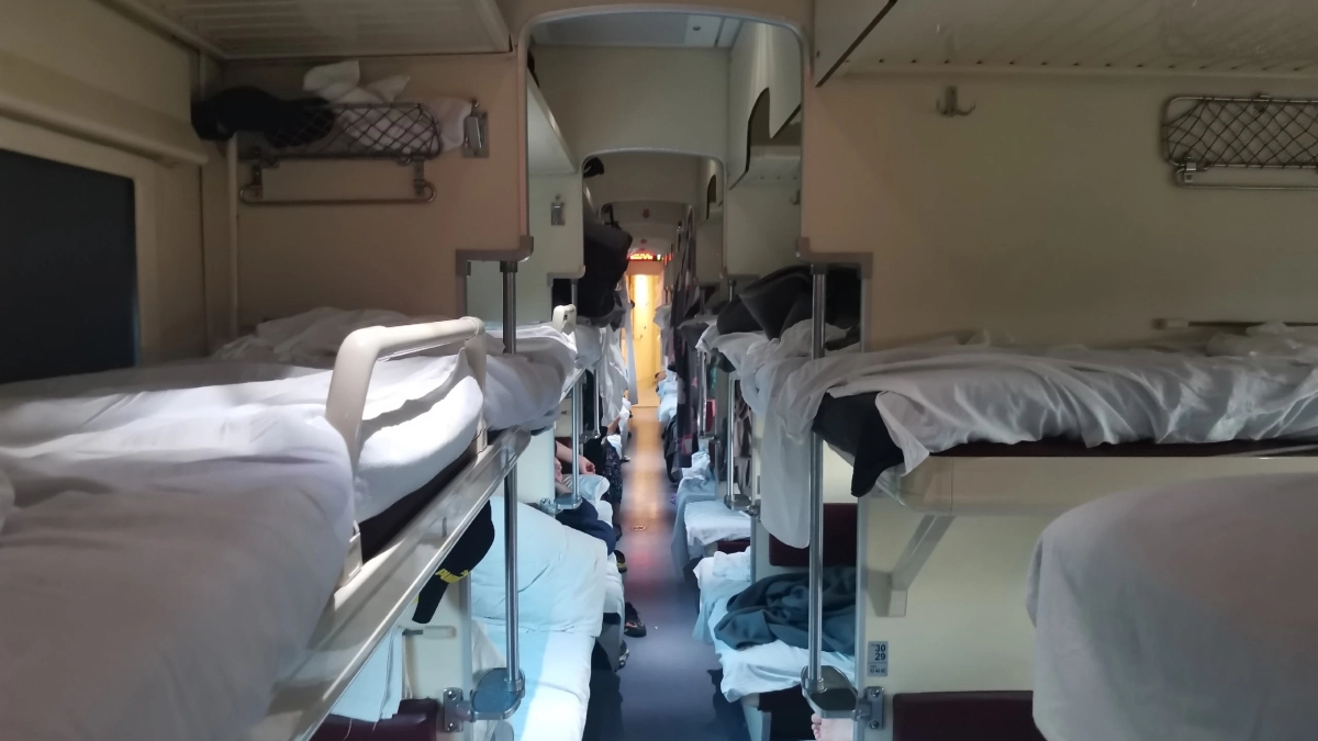 «В 7 утра с верхней полки слезла попутчица и стала будить меня, чтобы я уступил ей место» - вот как действовать по новому закону РЖД 