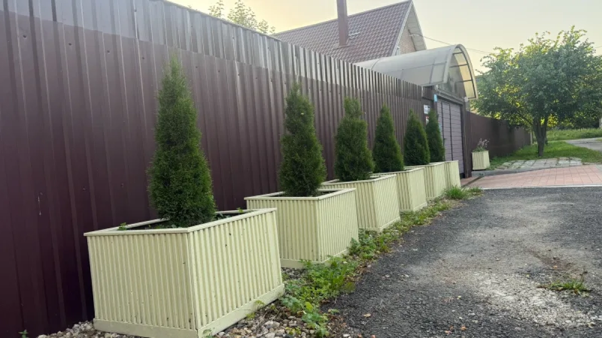 Профлист из девяностых больше не в моде: есть более стильный и надежный способ загородиться от соседей и создать приватность