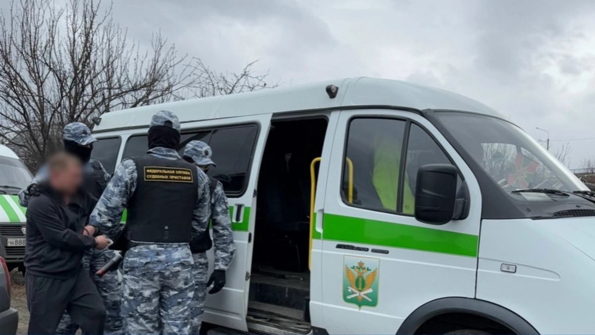 Курганец в буквальном смысле выпрыгнул из штанов, пытаясь сбежать от судебных приставов
