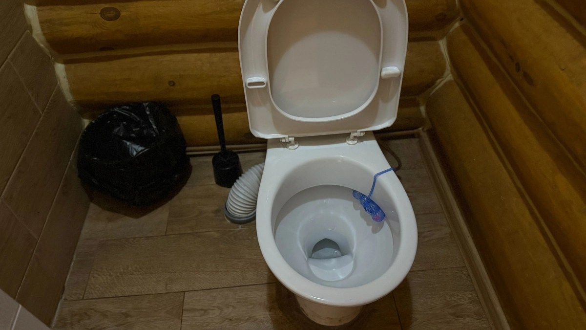 Беру стакан аптечного средства - и заливаю его в унитаз: сантехника сияет краше бриллианта и аромат как в дорогом СПА 