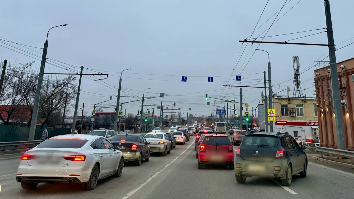 Водителям дали ответ на спорный вопрос: светофор разрешает поворот налево, а знак запрещает - что делать