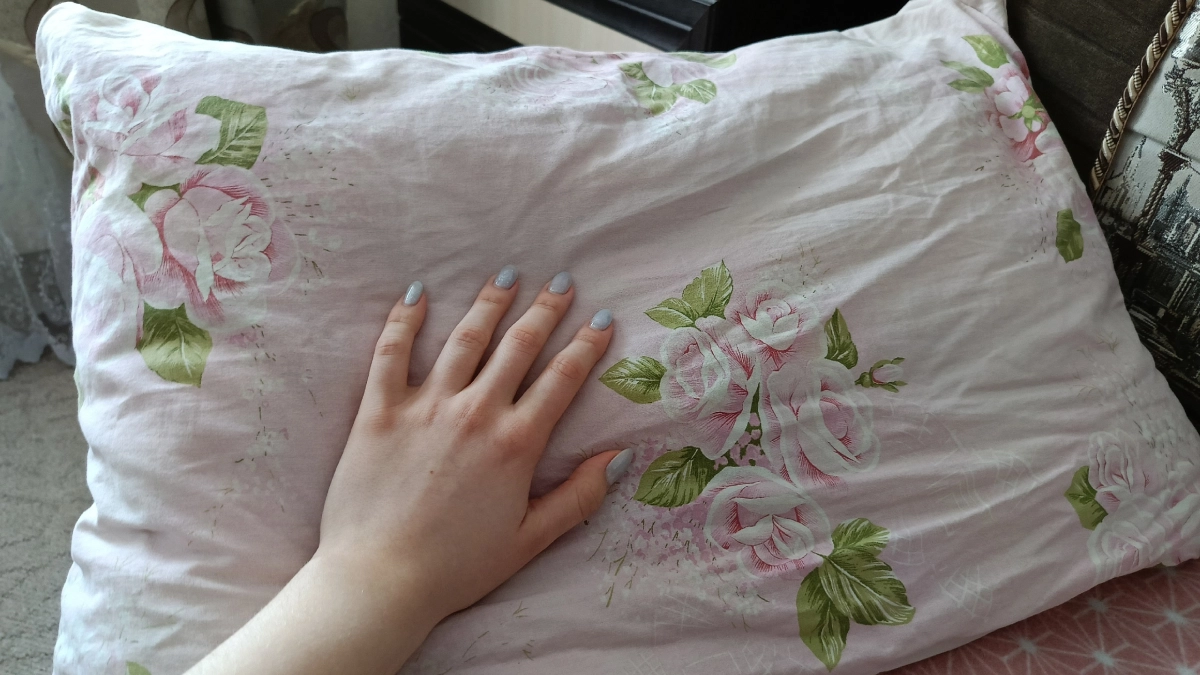Старые подушки больше не пахнут потом и держат форму: простой способ за 40 минут вернуть им свежесть — легко и экономно