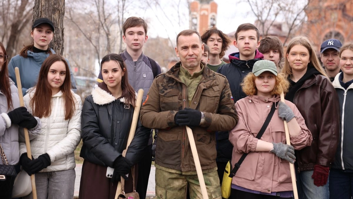 Вадим Шумков вышел на субботник вместе с курганскими школьниками