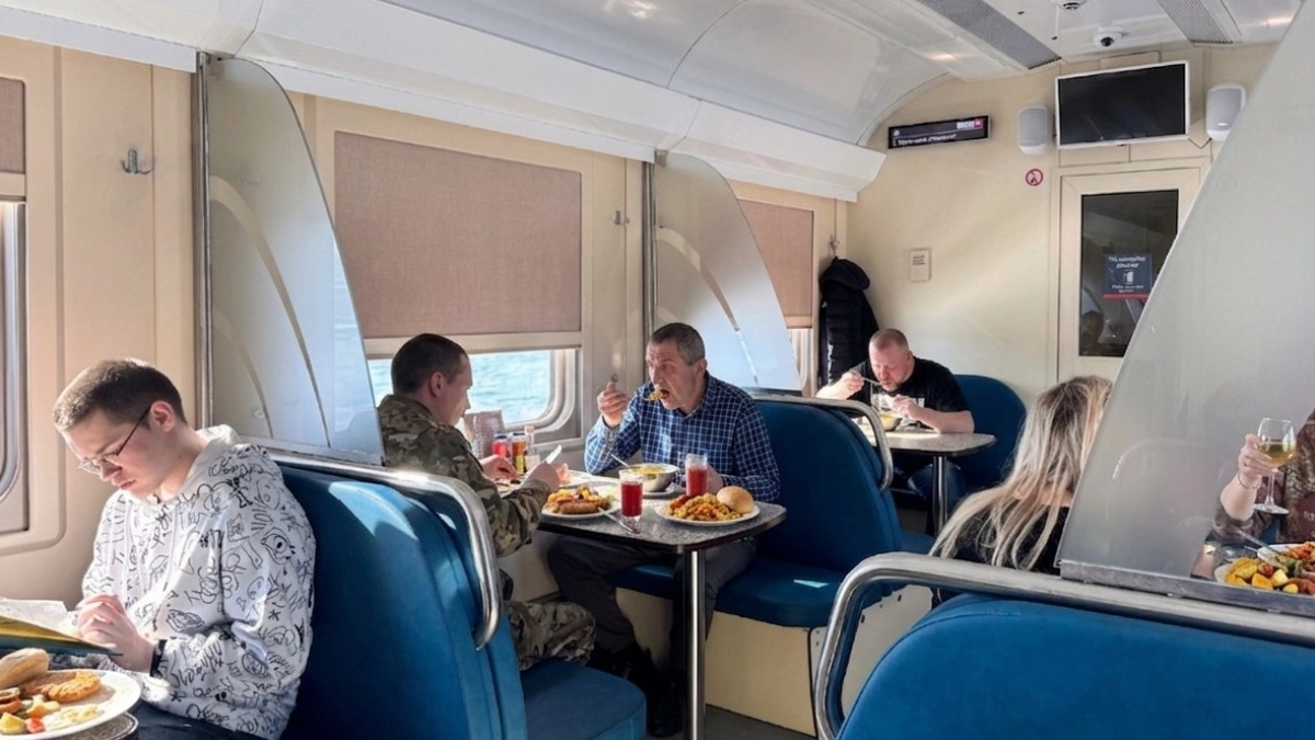 Побывал в вагоне-ресторане популярного поезда "Таврия": почему сразу захотелось встать и уйти - и дело было не в цене