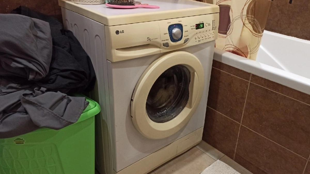 Зажмите 2 кнопки — и стиралка сама очистится от грязи и запаха: простой способ почистить машинку без химии и усилий