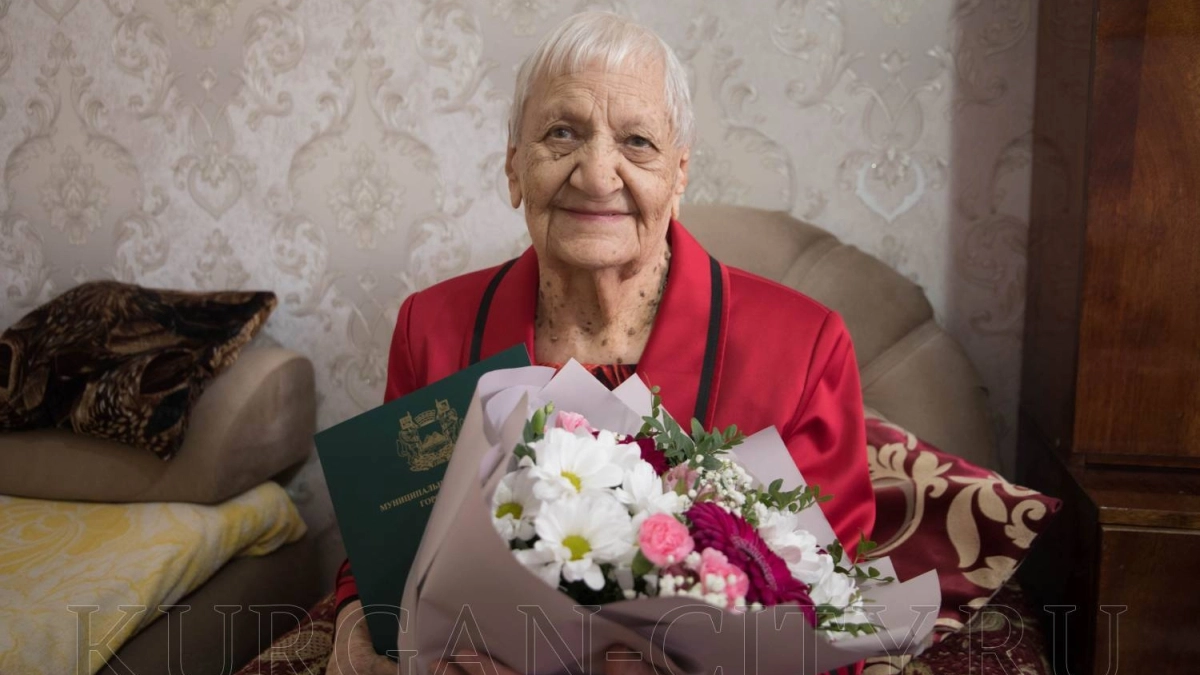 "50 лет отдала родному краю": легендарный ветеран труда из Кургана отмечает свой 100-й юбилей