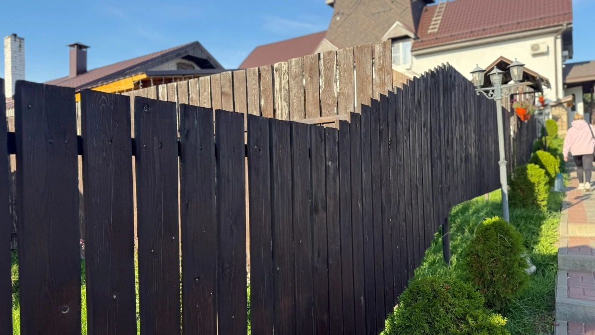 Дачникам, приготовиться: какой забор в 2026 можно поставить между соседями в частном доме - запомните, пока не стало поздно