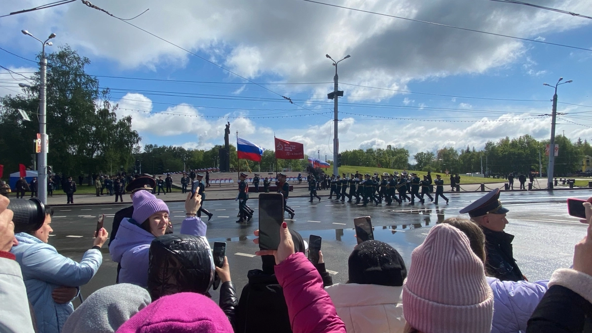 Пришлось сократить: сколько дней россияне будут отдыхать на майские праздники в 2026 -  решение принято сверху
