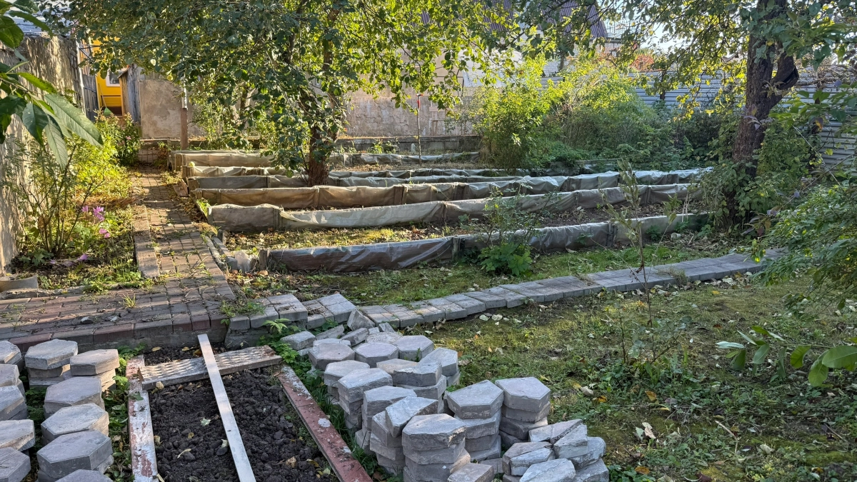 Руберодид "внахлест" — новый тренд: как сделать чистую и прочную садовую дорожку за один день - не скользит даже в дожди