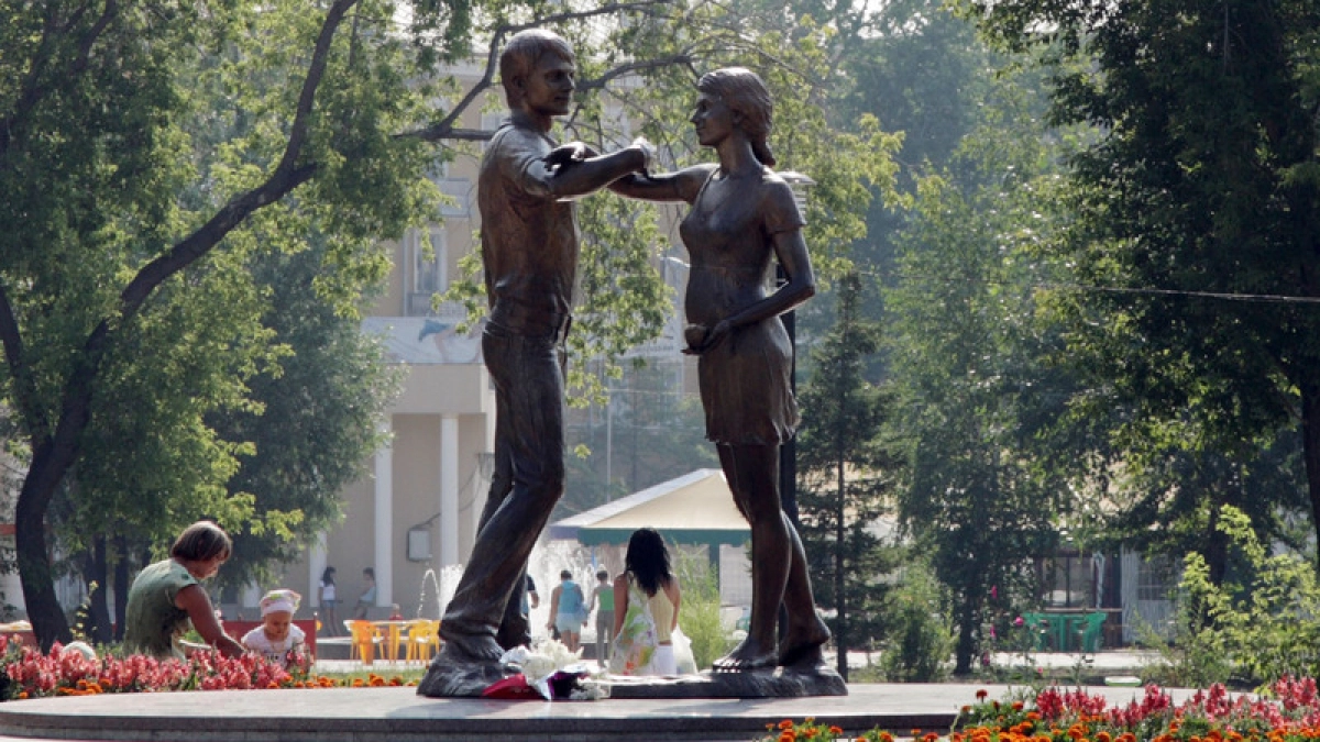 Какие тайны скрывает памятник «Родители» в Кургане 