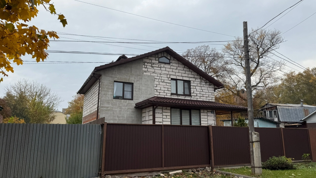 Деревянные и металлические заборы – больше не в моде. Давно найден более стильный и удобный вариант