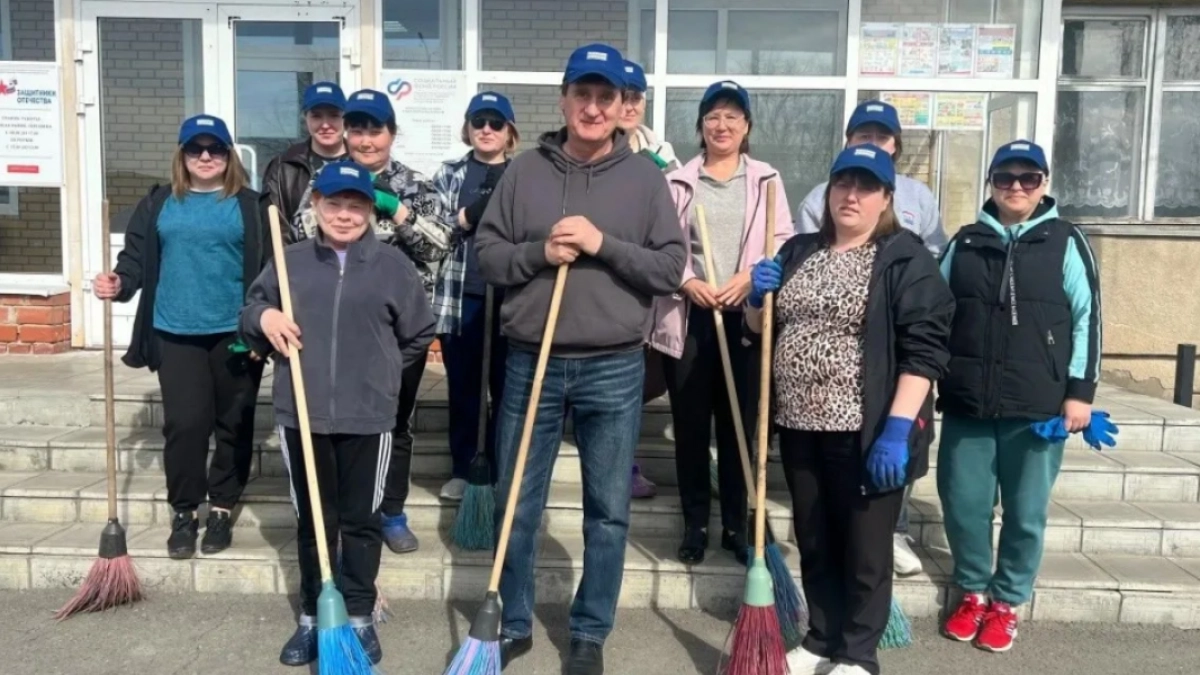 Жители Курганской области продолжают приводить парки и скверы в порядок в рамках субботников