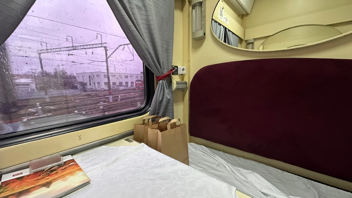 Эту услугу проводники купе и плацкартов оказывать обязаны: сами они этого никогда не предложат - секреты пассажиров