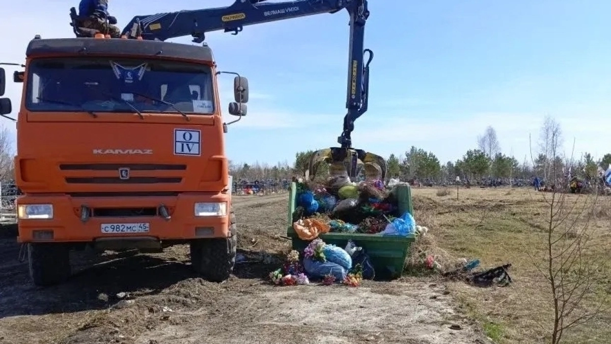 В Кургане приводят в порядок городские кладбища