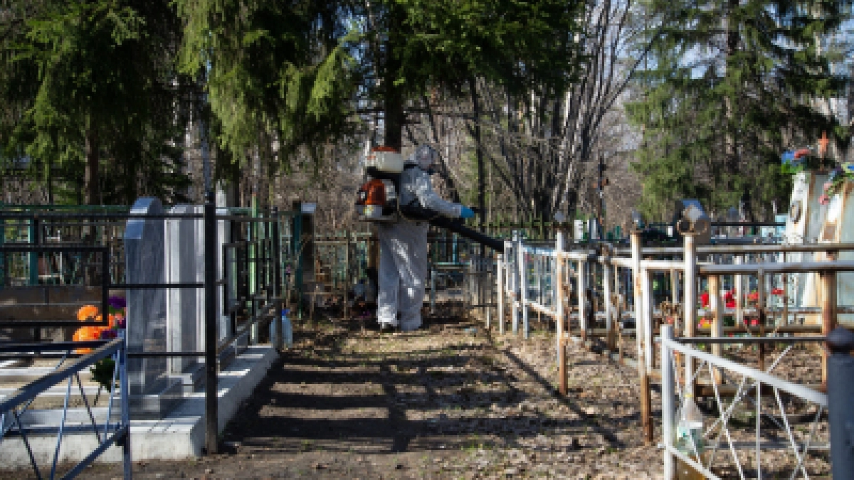 В Кургане проходит уборка кладбищ перед Радоницей